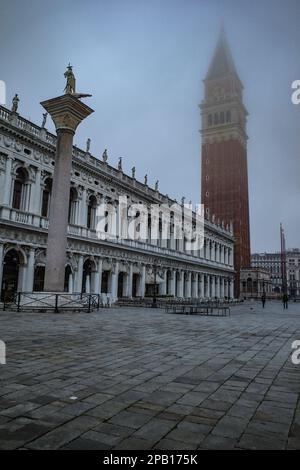 Venedig, Italien - 15. November 2022: Früher Morgen auf der Piazza San Marco Stockfoto