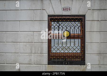 Venedig, Italien - 15. November 2022: Fenster und Schild von Harry's Bar Stockfoto