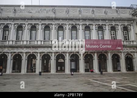 Venedig, Italien - 15. November 2022: Früher Morgen auf der Piazza San Marco Stockfoto