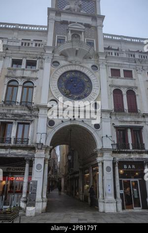 Venedig, Italien - 15. November 2022: Torre dell'Orologio Uhrenturm auf der Piazza San Marco Stockfoto