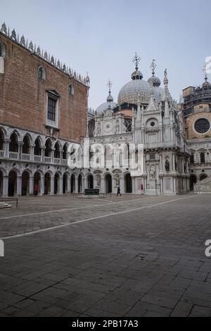 Venedig, Italien: 15. November 2022: Markusdom vom Inneren des Dogenpalastes Stockfoto