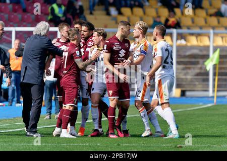 Lecce, Italien. 12. März 2023. Schlägerei auf dem Feld während des Spiels US Lecce gegen Turin FC, italienische Fußballserie A in Lecce, Italien, März 12 2023 Kredit: Independent Photo Agency/Alamy Live News Stockfoto