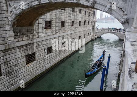 Venedig, Italien - 15. November 2022: Die Seufzerbrücke im Dogenpalast, Palazzo Ducale Stockfoto