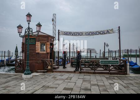 Venedig, Italien - 15. November 2022: Gondelstation am Ufer des Canale Grande Stockfoto