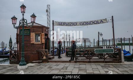 Venedig, Italien - 15. November 2022: Gondelstation am Ufer des Canale Grande Stockfoto