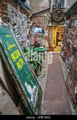 Venedig, Italien - 15. November 2022: Buchhandlung Libreria Acqua Alta in Venedig, Italien Stockfoto