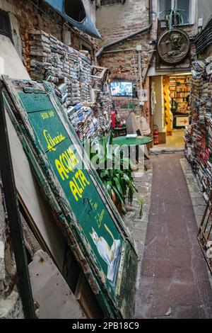 Venedig, Italien - 15. November 2022: Buchhandlung Libreria Acqua Alta in Venedig, Italien Stockfoto