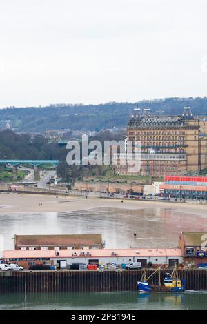 Blick auf Scarborough South Bay über den Hafen zum Grand Hotel Stockfoto