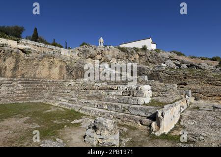 Malerischer Blick auf die klassischen antiken Telesterion-Überreste, die den Eleusinen-Mysterien an der archäologischen Stätte Eleusis in Griechenland gewidmet sind. Stockfoto