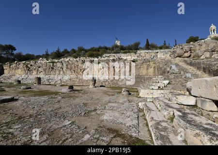 Malerischer Blick auf die klassischen antiken Telesterion-Überreste, die den Eleusinen-Mysterien an der archäologischen Stätte Eleusis in Griechenland gewidmet sind. Stockfoto