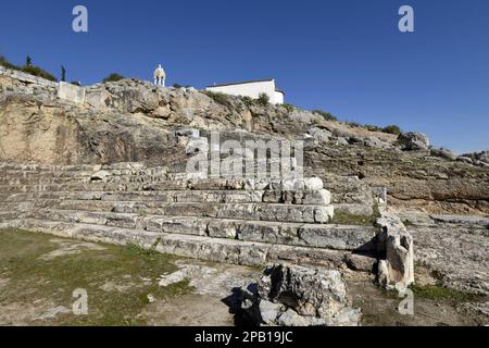 Malerischer Blick auf die klassischen antiken Telesterion-Überreste, die den Eleusinen-Mysterien an der archäologischen Stätte Eleusis in Griechenland gewidmet sind. Stockfoto