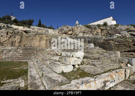 Malerischer Blick auf die klassischen antiken Telesterion-Überreste, die den Eleusinen-Mysterien an der archäologischen Stätte Eleusis in Griechenland gewidmet sind. Stockfoto