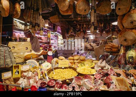 Bologna, Italien - 16. November 2022: Traditioneller Delikatessenmarkt in der Nähe des Maggiore-Platzes Stockfoto