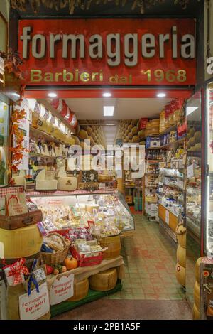 Bologna, Italien - 16. November 2022: Frischer italienischer Käse im Mercado delle Erbe erhältlich Stockfoto