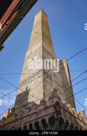 Bologna, Italien - 16. November 2022: Die beiden berühmten Falltürme von Asinelli und Garisenda Stockfoto