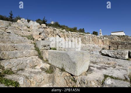 Malerischer Blick auf die klassischen antiken Telesterion-Überreste, die den Eleusinen-Mysterien an der archäologischen Stätte Eleusis in Griechenland gewidmet sind. Stockfoto