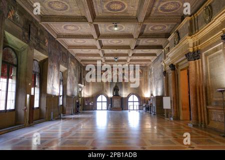 Bologna, Italien - 16. November 2022: Innensäle des Palazzo d'Accursio Rathauses Stockfoto