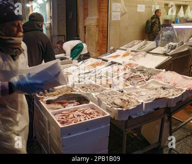 Bologna, Italien - 17. November 2022: Frischer Fisch auf einem Markt in der Nähe der Piazza Maggiore Stockfoto