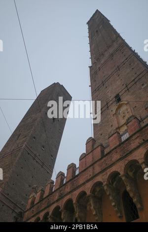 Bologna, Italien - 16. November 2022: Die beiden berühmten Falltürme von Asinelli und Garisenda Stockfoto