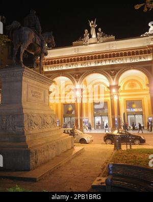 Bologna, Italien - 16. November 2022: Denkmal für Giuseppe Garibaldi vor dem Theater Arena del Sol Stockfoto