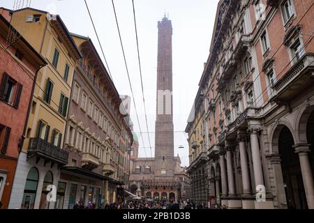 Bologna, Italien - 16. November 2022: Die beiden berühmten Falltürme von Asinelli und Garisenda Stockfoto