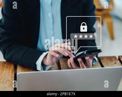 Zwei-Stufen-Authentifizierung (2FA) Konzept. 2023, Vorhängeschloss und Passcode werden auf dem Smartphone in den Händen eines Geschäftsmanns angezeigt, um das Kennwort zu validieren, ID Stockfoto