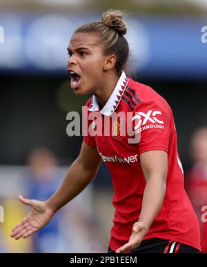 Nikita Parris von Manchester United reagiert, nachdem er während des Barclays Women's Super League-Spiels in Kingsmeadow, London, in der Box niedergeschlagen wurde. Foto: Sonntag, 12. März 2023. Stockfoto