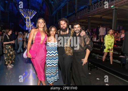 Designer Paul McCann, dessen Designs ein Highlight der schließenden Runway waren, nahm sich einen Moment Zeit, um sich im Glanz einer erfolgreichen Show zu sonnen und mit Freunden am Ende der Runway am Royal Exhibition Building für ein Foto zu posieren. Das Royal Exhibition Building in Carlton wurde am Samstag, den 11. März, mit Mode beleuchtet, als PayPal Pay 4 das große Finale des Festivals schloss. Die Laufbahn feierte Designer, die Grenzen überschritten, Geschlechterstereotypen hinterfragt und erforscht haben, wie Mode Menschen mit Behinderungen besser unterstützen kann. An der Präsentation nahmen führende australische Designer wie Jaso Teil Stockfoto