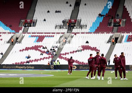 London Stadium, London, Großbritannien. 12. März 2023. Premier League Football, West Ham United gegen Aston Villa; Aston Villa Spieler besichtigen das Spielfeld im London Stadium vor dem Anstoß Credit: Action Plus Sports/Alamy Live News Stockfoto