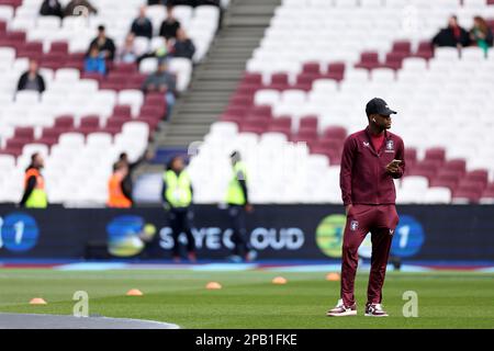 London Stadium, London, Großbritannien. 12. März 2023. Premier League Football, West Ham United gegen Aston Villa; Aston Villa Spieler besichtigen das Spielfeld im London Stadium vor dem Anstoß Credit: Action Plus Sports/Alamy Live News Stockfoto