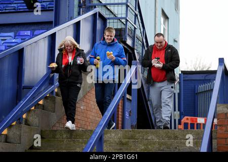 Birkenhead, Großbritannien. 12. März 2023. Liverpool-Fans essen vor dem Start beim FA Women's Super League-Spiel im Prenton Park, Birkenhead. Der Bildausdruck sollte lauten: Gary Oakley/Sportimage Credit: Sportimage/Alamy Live News Stockfoto