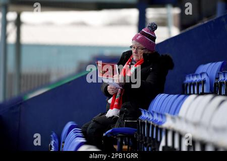 Birkenhead, Großbritannien. 12. März 2023. Liverpool-Fans lesen während des FA Women's Super League-Spiels im Prenton Park, Birkenhead, das Programm für den Spieltag. Der Bildausdruck sollte lauten: Gary Oakley/Sportimage Credit: Sportimage/Alamy Live News Stockfoto