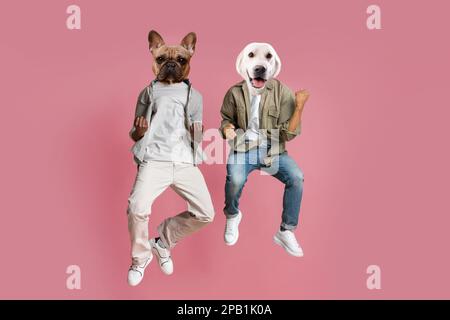 Zwei Happy Black Jungs Mit Hundeköpfen, Die In Die Luft Springen Stockfoto