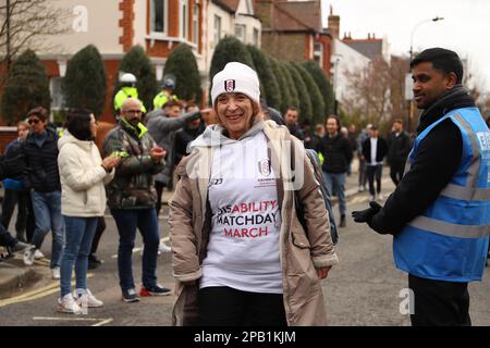 Craven Cottage, Fulham, London, Großbritannien. 12. März 2023. Premier League Football, Fulham gegen Arsenal; Teilnehmer des Fulham FC Foundation Invaliditätsspieltags am Spieltag März erreichen das Ziel außerhalb des Stadions. Kredit: Action Plus Sports/Alamy Live News Stockfoto