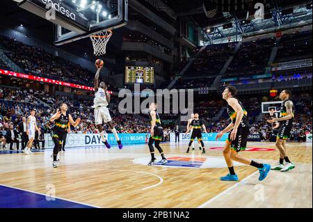 Madrid, Spanien. 12. März 2023. Eli John Ndyae (Real Madrid) in Aktion während des Basketballspiels zwischen Real Madrid und Bilbao Basket, gültig für den Spieltag 22 der spanischen Basketballliga namens â&#x80;&#x9c;Liga Endesaâ&#x80;&#x9d; gespielt im Wizink Center in Madrid am Sonntag, den 12. März 2023 Kredit: Independent Photo Agency/Alamy Live News Stockfoto