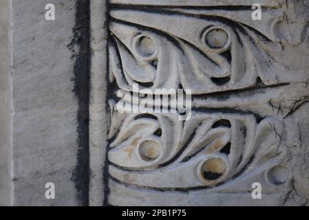 Antike geformte Marmorruinen an der archäologischen Stätte Eleusis in Attika, Griechenland. Stockfoto