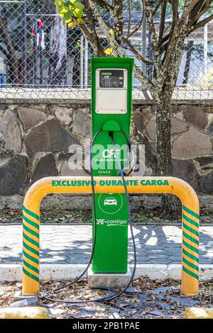 Guadalajara, Jalisco Mexiko. 12. Januar 2023. Ladestation für Elektroautos, öffentliche Nutzung, für verschiedene Fahrzeuge, gelber Schlauch mit Aufschrift: E Stockfoto