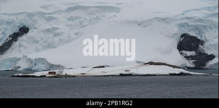 Argentinische Hütte auf Trinity Island - Mikkelsen Hafen - Antarktis Stockfoto