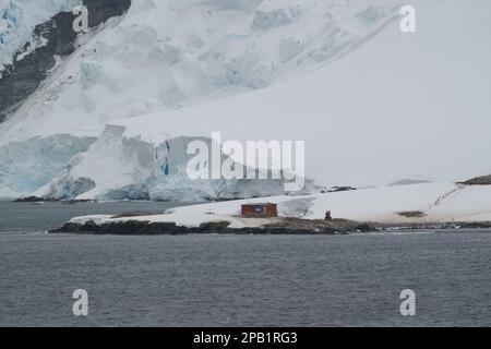 Argentinische Hütte auf Trinity Island - Mikkelsen Hafen - Antarktis Stockfoto