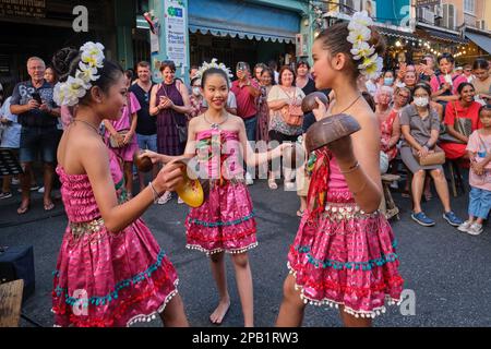 Thailändische Schulmädchen in traditionellen Kostümen führen während des Sunday Walking Street Market in Phuket, Phuket, Thailand, einen traditionellen Tanz auf Stockfoto