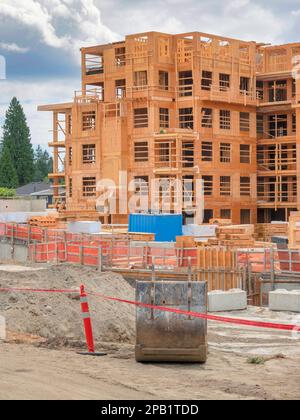 Der Bau des Wohngebäudes auf bewölktem Himmelshintergrund Stockfoto