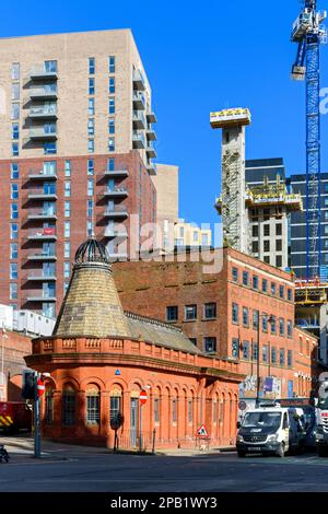 Alte Polizeistation, Chapel Street, Salford, Manchester, England, UK. 1888 erbaut. Dahinter links befindet sich der Wohnblock Exchange Point, Stockfoto