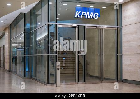 London, Vereinigtes Königreich - 03. Februar 2019: Blaue KPMG-Beschilderung am Eingang zu ihren Büros auf 15 Canada Square in Canary Wharf - Hauptsitz der compa Stockfoto