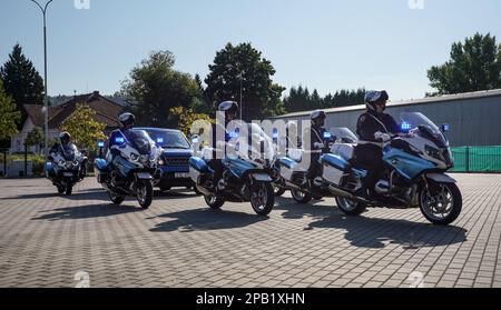 Brünn, Tschechien - 08. Oktober 2021: Gruppe von Polizei-schweren Motorrädern, die langsam fahren und wichtige Personentransporte bewachen, während der Vorstellung der tschechischen Stockfoto