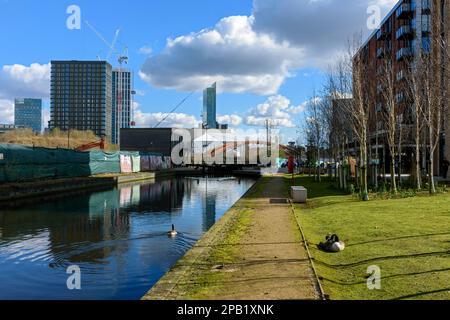 Der Beetham Tower von Middlewood lockt die Entwicklung über Manchester, Bolton und Bury Canal, Salford, Manchester, England, Großbritannien Stockfoto