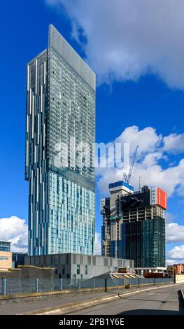Der Beetham Tower und Phase One (im Bau), ein Apartmentblock der Viadux-Entwicklung. Manchester, England, Großbritannien Stockfoto