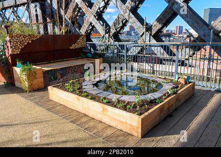 Auf dem erhöhten linearen Park Castlefield Viaduct im Stil der New York City High Line. Castlefield, Manchester, England, Großbritannien Stockfoto