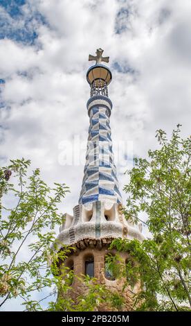 Antoni Gaudis Werk am Eingang zum Parc Güell, einem Weltkulturerbe, in der Stadt Barcelona, Spanien. Stockfoto