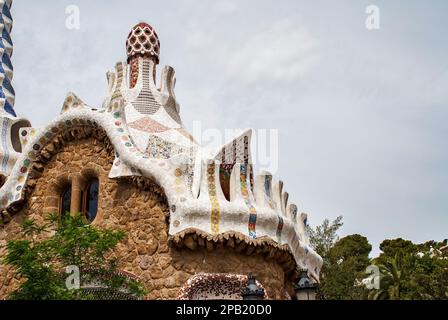 Antoni Gaudis Werk am Eingang zum Parc Güell, einem Weltkulturerbe, in der Stadt Barcelona, Spanien. Stockfoto