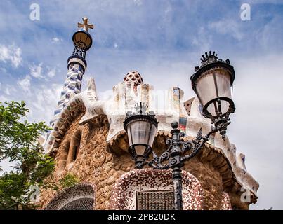 Antoni Gaudis Werk am Eingang zum Parc Güell, einem Weltkulturerbe, in der Stadt Barcelona, Spanien. Stockfoto